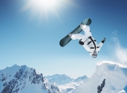 开云官方app入口-赛道与绿茵场的双重奏，F1揭幕战与AC米兰的征服之夜