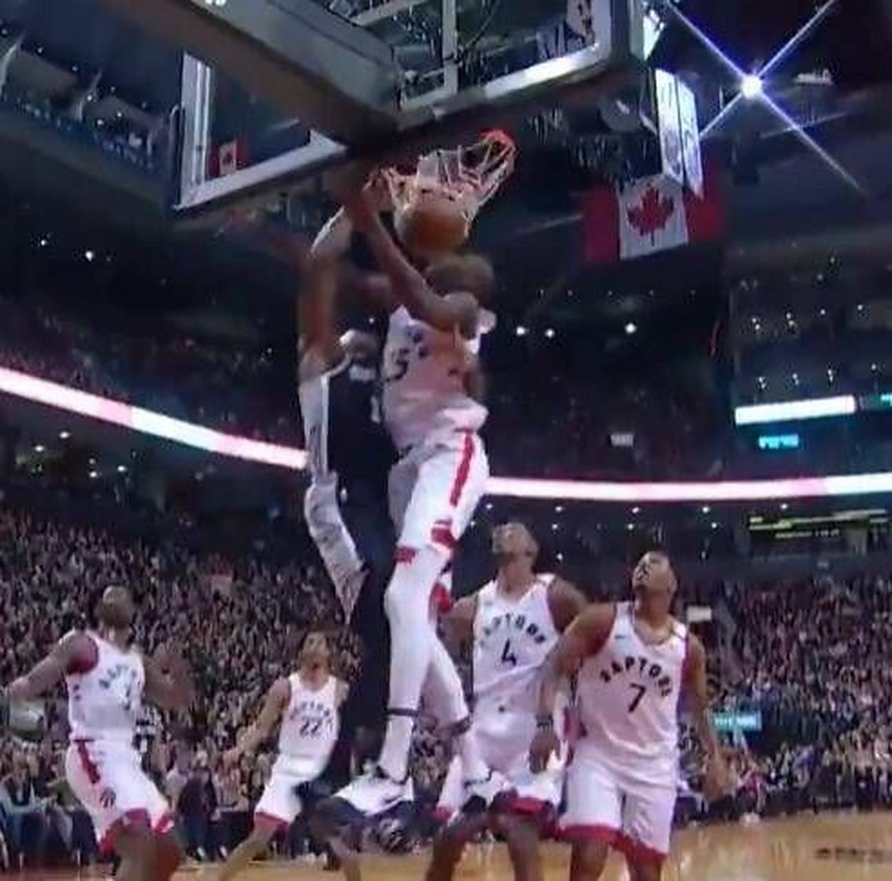 开拓者遭遇马刺挑战：利拉德对决德罗赞