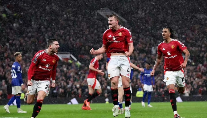 阿森纳客场惨遭曼联逆转，球队出现危机的简单介绍