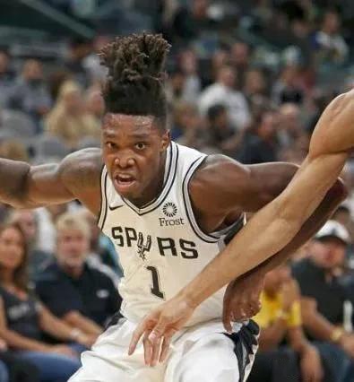 篮网后卫全面发威带领球队取胜