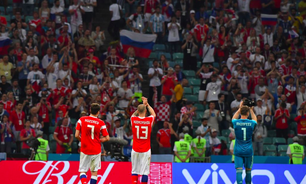 俄罗斯选手勇夺冠军，赢得观众掌声