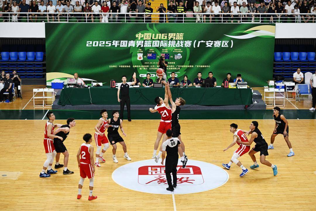 国际篮球比赛中出现惊险一幕