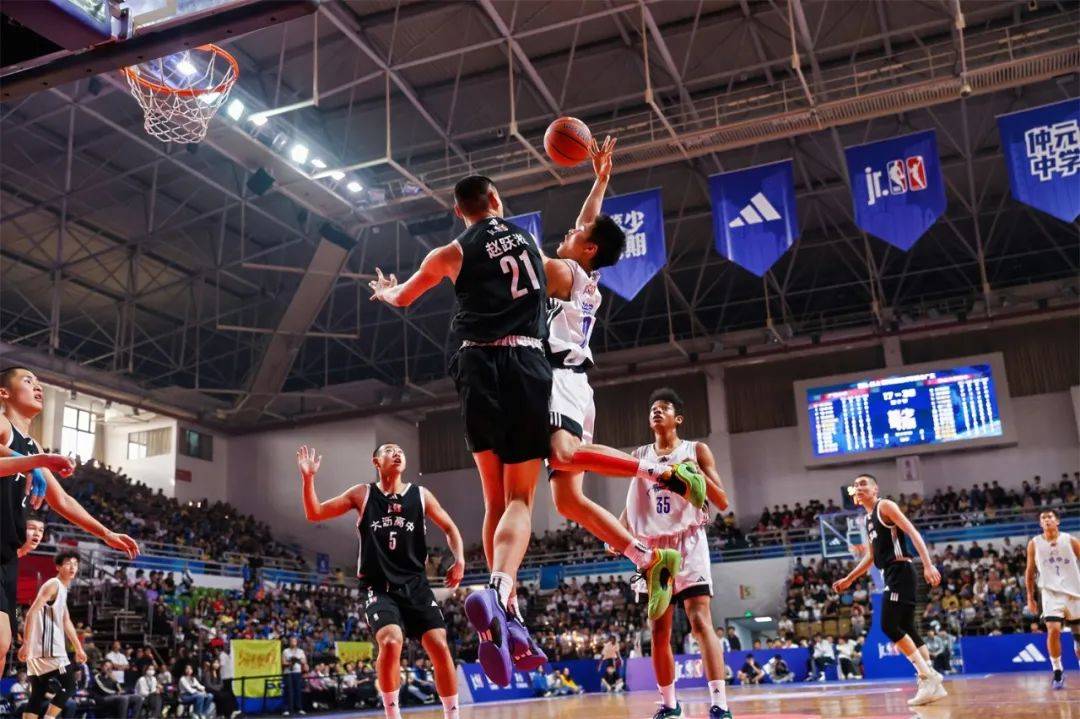 国际篮球比赛中出现惊险一幕